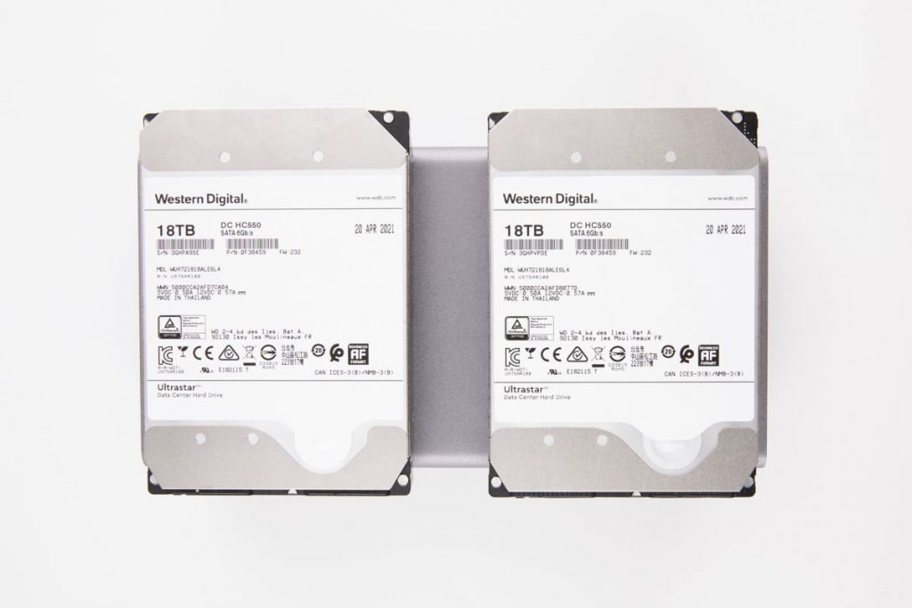 Zwei Western Digital 18TB Ultrastar-Festplatten nebeneinander montiert
