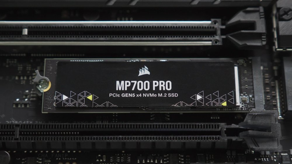 Corsair MP700 PRO PCIe Gen5 NVMe M.2 SSD installiert auf Mainboard – Symbolbild für Corsair SSD Datenrettung.